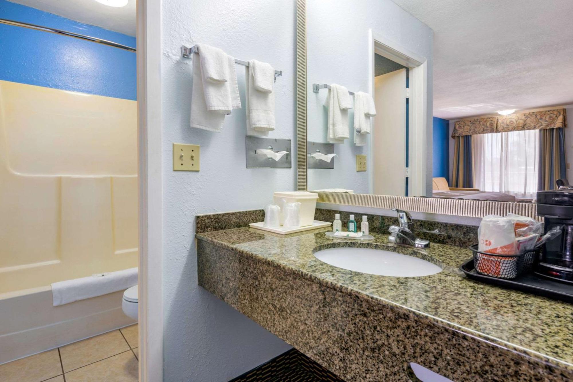 Quality Inn Sarasota North Near Lido Key Beach Exterior foto